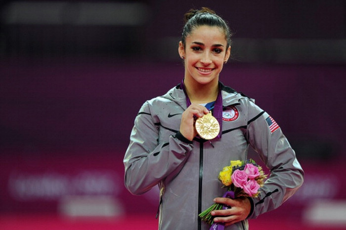 11. Aly Raisman – Thể dục dụng cụ: Raisman dẫn đầu đội tuyển Mỹ dự Olympic 2012 và cô đã không làm thất vọng các cổ động viên khi đoạt 2 huy chương Vàng ở nội dung đồng đội và biểu diễn cá nhân cùng 1 huy chương Đồng ở nội dụng xà thăng bằng.