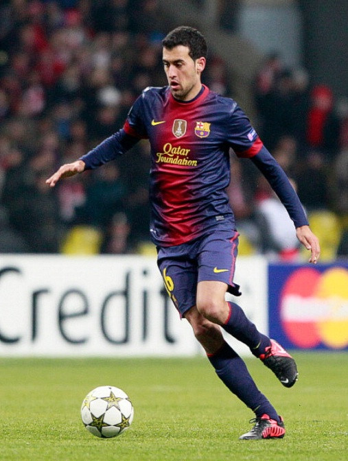 38. Sergio Busquets: Thực tế thì ngay cả đội bóng chơi đẹp nhất vẫn cần một kẻ làm những công việc “bẩn thỉu” (như Patrick Vieira), và Sergio Busquets là người được giao công việc đó. Busquets tuy chỉ có Copa del Rey cùng với Barcelona, nhưng chức vô địch EURO 2012 đảm bảo một suất cho anh trong top 50. 38. Sergio Busquets: Thực tế thì ngay cả đội bóng chơi đẹp nhất vẫn cần một kẻ làm những công việc “bẩn thỉu” (như Patrick Vieira), và Sergio Busquets là người được giao công việc đó. Busquets tuy chỉ có Copa del Rey cùng với Barcelona, nhưng chức vô địch EURO 2012 đảm bảo một suất cho anh trong top 50.