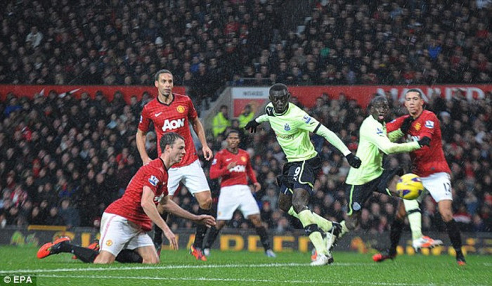 Jonny Evans có bàn đá phản lưới nhà chỉ 4 phút sau khi gỡ hòa 1-1 cho Man Utd tại Old Trafford. Bàn thắng có phần gây tranh cãi khi quay chậm cho thấy Papiss Cisse đã giơ chân ra để đón bóng, và nếu chân Cisse chạm bóng thì đó đã là lỗi việt vị của Newcastle. Jonny Evans có bàn đá phản lưới nhà chỉ 4 phút sau khi gỡ hòa 1-1 cho Man Utd tại Old Trafford. Bàn thắng có phần gây tranh cãi khi quay chậm cho thấy Papiss Cisse đã giơ chân ra để đón bóng, và nếu chân Cisse chạm bóng thì đó đã là lỗi việt vị của Newcastle.