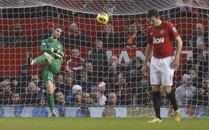 De Gea thất vọng vì đấm bóng đúng vào đối phương.