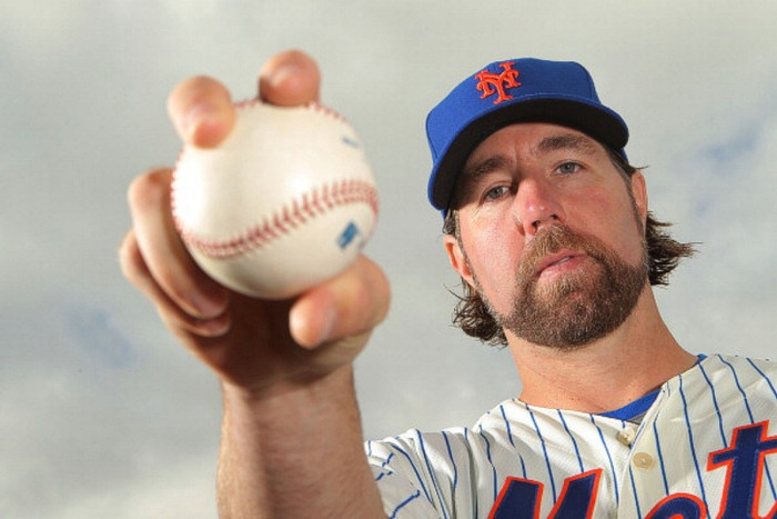 27. R.A. Dickey – Bóng chày: Tay ném xuất sắc nhất nước Mỹ, Dickey, đưa New York Mets tới loạt playoff MLB và giành giải thưởng Cầu thủ trẻ xuất sắc nhất năm 2012.