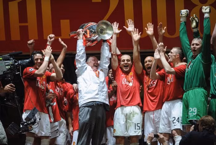 Sir Alex Ferguson cùng các học trò ăn mừng chức vô địch Champions League 2008 tại Moscow sau khi đánh bại Chelsea trong loạt đá luân lưu.
