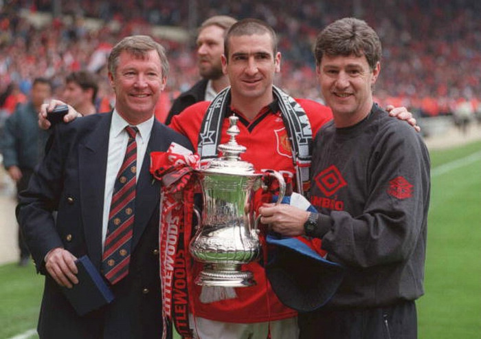 11/5/1996. Alex Ferguson (trái), Eric Cantona cùng trợ lý Brian Kidd bên chiếc cúp FA. Manchester United đánh bại Liverpool 1-0 nhờ bàn thắng muộn của Cantona. 11/5/1996. Alex Ferguson (trái), Eric Cantona cùng trợ lý Brian Kidd bên chiếc cúp FA. Manchester United đánh bại Liverpool 1-0 nhờ bàn thắng muộn của Cantona.