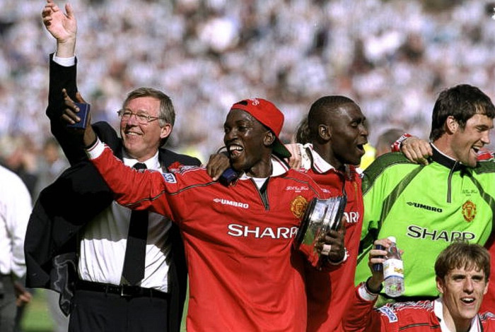 22/5/1999. Alex Ferguson, Dwight Yorke, Andy Cole, Phil Neville và Raymond Van Der Gouw ăn mừng chức vô địch FA Cup sau khi Manchester United vượt qua Newcastle 2-0. 22/5/1999. Alex Ferguson, Dwight Yorke, Andy Cole, Phil Neville và Raymond Van Der Gouw ăn mừng chức vô địch FA Cup sau khi Manchester United vượt qua Newcastle 2-0.