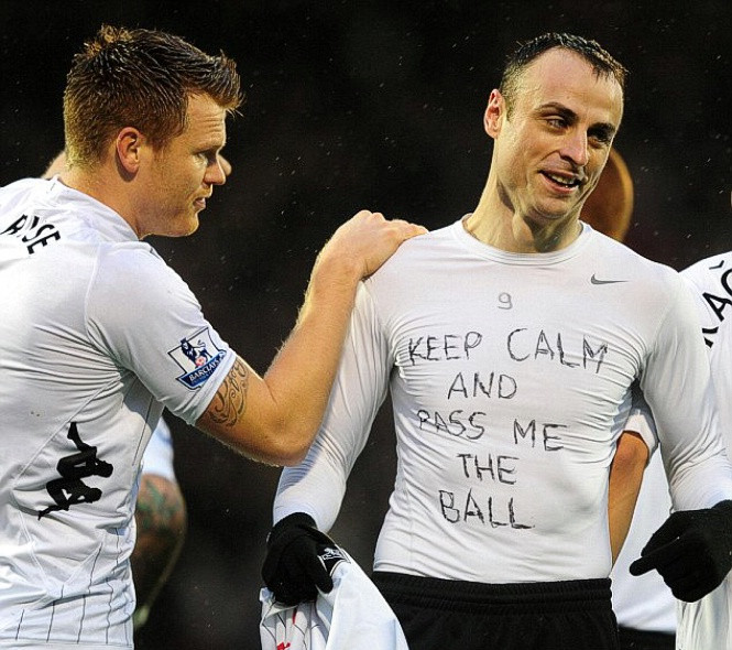 Dimitar Berbatov – “Cứ bình tĩnh và chuyền bóng cho tôi”: Chiếc áo được lộ diện trong trận Fulham – Southampton vừa qua. Dimitar Berbatov – “Cứ bình tĩnh và chuyền bóng cho tôi”: Chiếc áo được lộ diện trong trận Fulham – Southampton vừa qua.