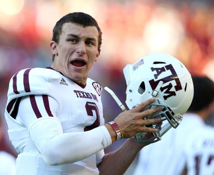 6. Johnny Manziel – Bóng bầu dục: Nếu anh đoạt chức vô địch NCAA và danh hiệu cầu thủ xuất sắc nhất, đó sẽ là một thành tựu trọn đời. Nhưng nếu anh đoạt cả 2 thứ trong năm đầu tiên của cuộc đời sinh viên, anh sẽ đi vào huyền thoại. Texas A&M Aggies vô địch NCAA với tài năng của Maziel, sinh viên năm nhất đầu tiên trong lịch sử vô địch NCAA và đoạt chiếc cúp Davey O’Brien cho Cầu thủ xuất sắc nhất.