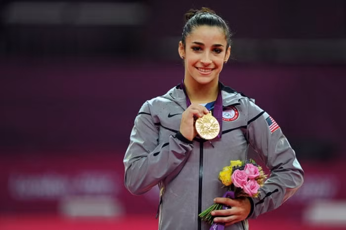 11. Aly Raisman – Thể dục dụng cụ: Raisman dẫn đầu đội tuyển Mỹ dự Olympic 2012 và cô đã không làm thất vọng các cổ động viên khi đoạt 2 huy chương Vàng ở nội dung đồng đội và biểu diễn cá nhân cùng 1 huy chương Đồng ở nội dụng xà thăng bằng.