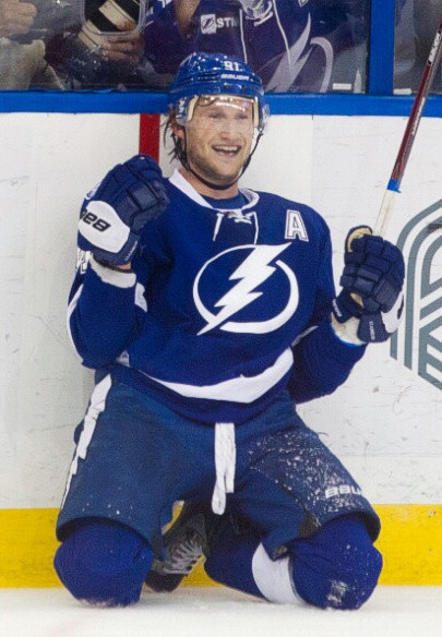 41. Steven Stamkos – Hockey: Stamkos trở thành một hiện tượng của hockey thế giới khi đứng thứ 2 trong danh sách ghi điểm ở NHL mùa giải 2011/12 và đưa đội tuyển Mỹ tới bán kết tại Olympic 2012.