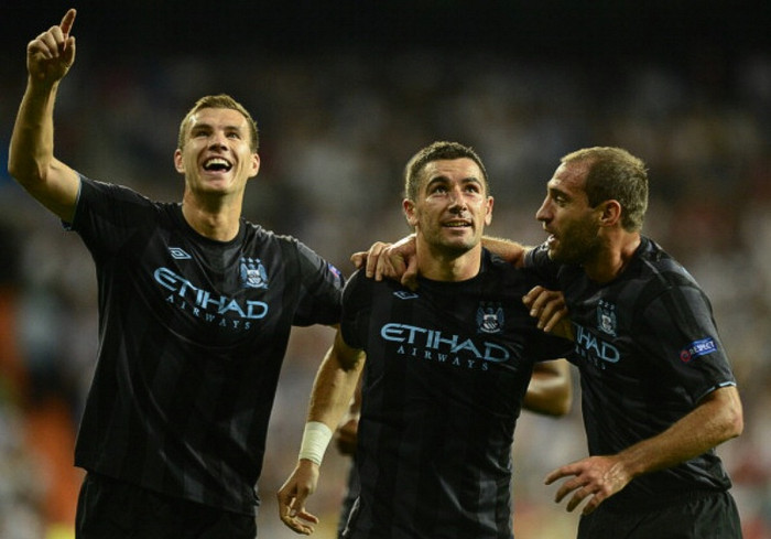 5. Real Madrid 3-2 Man City (lượt đi vòng bảng Champions League, 18/9/2012): Sau hiệp 1 đầy gay cấn nhưng không có bàn thắng, trận đấu bắt đầu trở nên sinh động khi đã trôi qua hơn một giờ đồng hồ. Edin Dzeko vào sân thay David Silva và lập tức đưa City vượt lên dẫn trước ở phút 69 sau một cú chọc khe của Yaya Toure. Tuy vậy, Real gỡ hòa gần 10 phút sau khi Marcelo có cú cứa lòng chân phải từ ngoài vòng cấm đi vào góc cao cầu môn City. Phút 85, Kolarov giúp City vượt lên với một cú đá phạt từ xa, bóng không chạm ai trước khi bay vào lưới trong sự bất ngờ của Iker Casillas. 5. Real Madrid 3-2 Man City (lượt đi vòng bảng Champions League, 18/9/2012): Sau hiệp 1 đầy gay cấn nhưng không có bàn thắng, trận đấu bắt đầu trở nên sinh động khi đã trôi qua hơn một giờ đồng hồ. Edin Dzeko vào sân thay David Silva và lập tức đưa City vượt lên dẫn trước ở phút 69 sau một cú chọc khe của Yaya Toure. Tuy vậy, Real gỡ hòa gần 10 phút sau khi Marcelo có cú cứa lòng chân phải từ ngoài vòng cấm đi vào góc cao cầu môn City. Phút 85, Kolarov giúp City vượt lên với một cú đá phạt từ xa, bóng không chạm ai trước khi bay vào lưới trong sự bất ngờ của Iker Casillas.