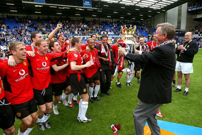 Sir Alex Ferguson trao cúp vô địch Premier League 2002/2003 cho đội trưởng Roy Keane, ảnh chụp ngày 11/5/2003. Sir Alex Ferguson trao cúp vô địch Premier League 2002/2003 cho đội trưởng Roy Keane, ảnh chụp ngày 11/5/2003.