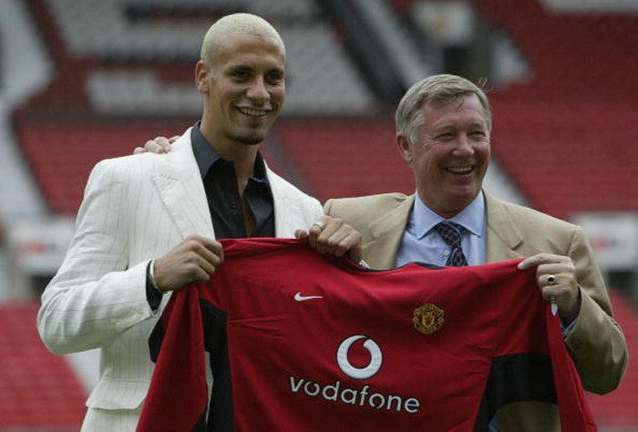 Rio Ferdinand cùng Alex Ferguson trong lễ ra mắt của trung vệ này với Manchester United, ngày 22/7/2002. Rio Ferdinand cùng Alex Ferguson trong lễ ra mắt của trung vệ này với Manchester United, ngày 22/7/2002.