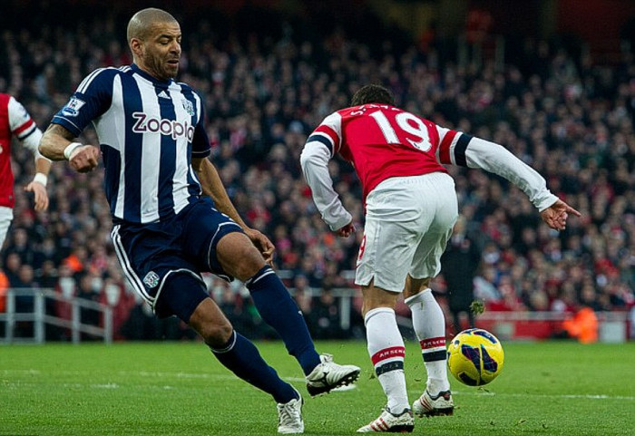 Quay chậm cho thấy trọng tài Mike Jones đã mắc sai lầm khi gọi quả penalty cho Arsenal trong tình huống Santi Cazorla ngã trong vòng cấm West Brom phút 26. Steven Reid hoàn toàn không chạm chân vào Cazorla. Quyết định gây tranh cãi đó trở nên rất quan trọng vì nó khiến thế trận của Sunderland bị vỡ và họ không thể gượng dậy. Quay chậm cho thấy trọng tài Mike Jones đã mắc sai lầm khi gọi quả penalty cho Arsenal trong tình huống Santi Cazorla ngã trong vòng cấm West Brom phút 26. Steven Reid hoàn toàn không chạm chân vào Cazorla. Quyết định gây tranh cãi đó trở nên rất quan trọng vì nó khiến thế trận của Sunderland bị vỡ và họ không thể gượng dậy.