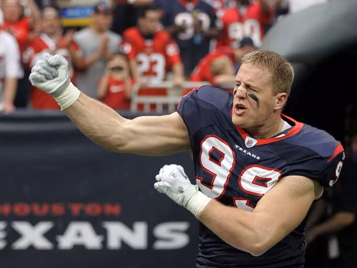 38. J.J. Watt – Bóng bầu dục: Trong một mùa giải 2012 mà Texans trở thành hiện tượng, J.J Watt là một phần làm nên hiện tượng đó với trung bình 20.5 pha cản phá/trận và đưa Texans tới loạt playoff mùa giải trước. Mùa giải này Texans tiếp tục thi đấu hay và đang là hạt giống số 1 của miền Đông.
