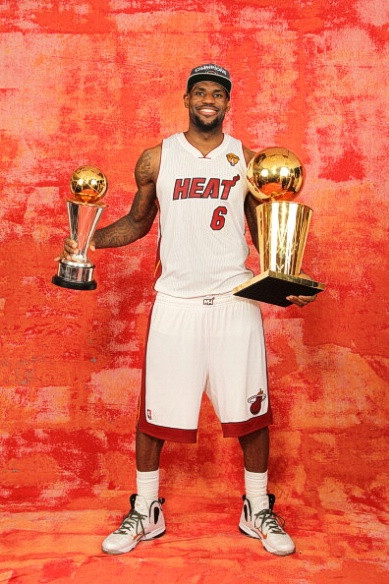 1. LeBron James – Bóng rổ: Hãy xem “King James” đã làm được những gì trong năm 2012. Huy chương Vàng Olympic 2012, thành viên của đội 1 All-NBA, thành viên của đội 1 All-Defensive NBA, NBA All-Star, NBA MVP của mùa giải 2011/12… và 2 danh hiệu quan trọng nhất, chức vô địch NBA 2012 và giải thưởng NBA Finals MVP. LeBron đã có tất cả trong năm 2012, và vị trí số 1 là xứng đáng nhất cho anh.