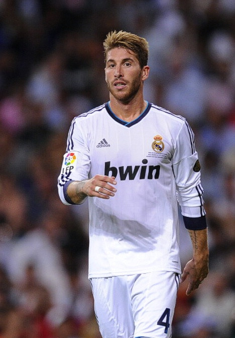 21. Sergio Ramos: 2012 là một năm rất thành công của Sergio Ramos. Anh thường xuyên phải thay phiên giữa hậu vệ phải và trung vệ ở cả Real lẫn ĐT Tây Ban Nha, nhưng cũng vì vậy mà Ramos đã có những đóng góp rất cụ thể cho chức vô địch La Liga của Real và EURO 2012 của TBN. Lần đầu tiên trong sự nghiệp Ramos có 5 kiến tạo trong một mùa giải bên cạnh 3 bàn thắng. Anh còn chơi trọn 6 trận cho ĐT TBN và là một trong những người đá 11m thành công trong trận bán kết với Bồ Đào Nha. 21. Sergio Ramos: 2012 là một năm rất thành công của Sergio Ramos. Anh thường xuyên phải thay phiên giữa hậu vệ phải và trung vệ ở cả Real lẫn ĐT Tây Ban Nha, nhưng cũng vì vậy mà Ramos đã có những đóng góp rất cụ thể cho chức vô địch La Liga của Real và EURO 2012 của TBN. Lần đầu tiên trong sự nghiệp Ramos có 5 kiến tạo trong một mùa giải bên cạnh 3 bàn thắng. Anh còn chơi trọn 6 trận cho ĐT TBN và là một trong những người đá 11m thành công trong trận bán kết với Bồ Đào Nha.