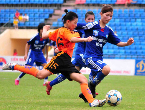 Ai quan tâm với bóng đá nữ? Ai bỏ tiền đến xem các cầu thủ nữ đá bóng? Ai ăn mừng cho họ?