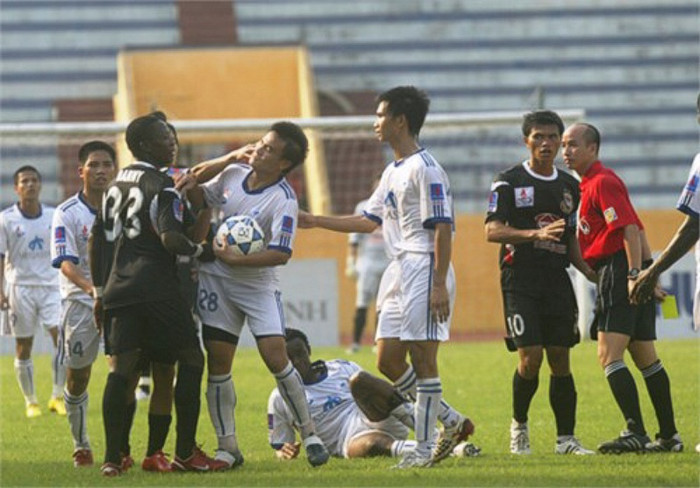 Giá trị đích thực của bóng đá là giải trí, là cạnh tranh lành mạnh, là sự thể hiện tinh thần thể thao. Thế nhưng bóng đá Việt Nam thì thế nào? Đá xấu, đá bẩn, bán độ, đá giữ chân. Cầu thủ Việt Nam đá bóng thì không hay, trình độ thì không giỏi, nhưng nhận lương thì cao và sinh hoạt một cách bừa bãi, thậm chí nghiện hút. Một nền bóng đá như thế thì quy luật tất yếu là khán giả sẽ bỏ rơi bóng đá. Có thể không phải là khán giả thế hệ này, nhưng là khán giả thế hệ sau.