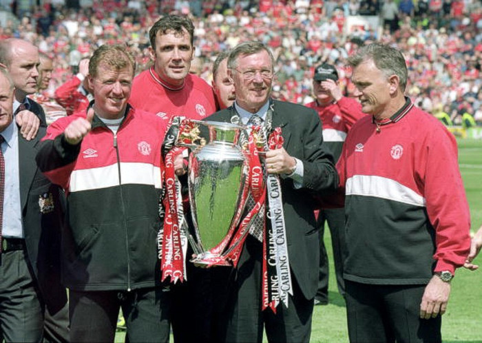Từ trái sang: Steve McClaren, Tony Coton, Alex Ferguson và Jim Ryan, các thành viên Ban huấn luyện của Manchester United với chức vô địch Premier League 1999/2000. Từ trái sang: Steve McClaren, Tony Coton, Alex Ferguson và Jim Ryan, các thành viên Ban huấn luyện của Manchester United với chức vô địch Premier League 1999/2000.