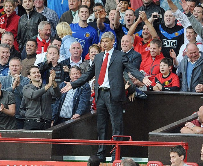 Cú đá này đã khiến Arsene Wenger lập tức bị Mike Dean truất quyền chỉ đạo ở băng ghế huấn luyện. Đáp lại, Wenger đi lên thẳng khán đài, đứng ngay gần băng ghế huấn luyện của Man Utd, đứng sừng sững trên đó và vừa nhún vai vừa giơ tay. Nhiều khán giả ở khu khán đài này đã không thể không vỗ tay. Cú đá này đã khiến Arsene Wenger lập tức bị Mike Dean truất quyền chỉ đạo ở băng ghế huấn luyện. Đáp lại, Wenger đi lên thẳng khán đài, đứng ngay gần băng ghế huấn luyện của Man Utd, đứng sừng sững trên đó và vừa nhún vai vừa giơ tay. Nhiều khán giả ở khu khán đài này đã không thể không vỗ tay.