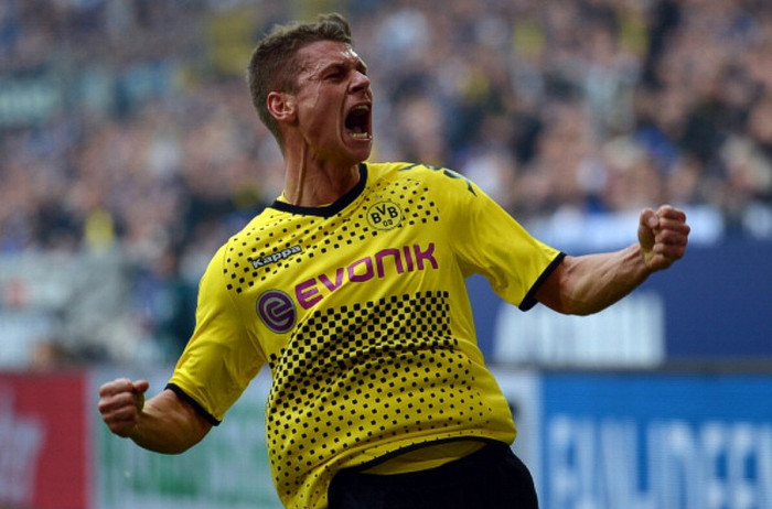 24. Lukasz Piszczek: Một trong những hậu vệ phải xuất sắc nhất thế giới hiện nay, Piszczek xây dựng danh tiếng cho mình không chỉ bằng những con số trên sân mà còn bởi những màn trình diễn cụ thể. Ghi 4 bàn và có 8 kiến tạo trong mùa giải vô địch Bundesliga cùng Dortmund, Piszczek còn là người trực tiếp kèm Cristiano Ronaldo trong 2 trận đấu ở Champions League mùa này. Ronaldo ghi được 1 bàn trong 2 trận đó, nhưng CR7 phải mất tới 9 cú sút và 2 lần đá trúng đích trong 180 phút thi đấu. 24. Lukasz Piszczek: Một trong những hậu vệ phải xuất sắc nhất thế giới hiện nay, Piszczek xây dựng danh tiếng cho mình không chỉ bằng những con số trên sân mà còn bởi những màn trình diễn cụ thể. Ghi 4 bàn và có 8 kiến tạo trong mùa giải vô địch Bundesliga cùng Dortmund, Piszczek còn là người trực tiếp kèm Cristiano Ronaldo trong 2 trận đấu ở Champions League mùa này. Ronaldo ghi được 1 bàn trong 2 trận đó, nhưng CR7 phải mất tới 9 cú sút và 2 lần đá trúng đích trong 180 phút thi đấu.