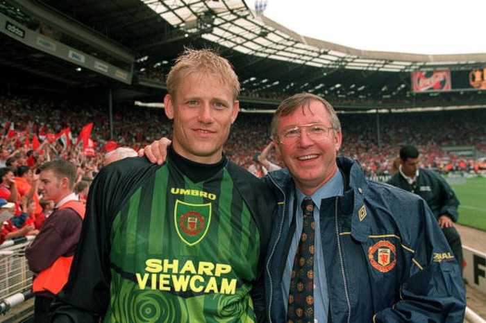 3/8/1997. Alex Ferguson bên cạnh thủ môn Peter Schmeichel, người hùng của Manchester United trong trận thắng 4-2 trong loạt đá luân lưu trước Chelsea trong trận tranh Charity Shield. 3/8/1997. Alex Ferguson bên cạnh thủ môn Peter Schmeichel, người hùng của Manchester United trong trận thắng 4-2 trong loạt đá luân lưu trước Chelsea trong trận tranh Charity Shield.