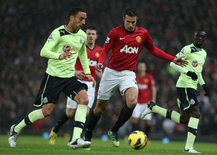 Robin Van Persie trong vòng vây của các cầu thủ Newcastle. Robin Van Persie trong vòng vây của các cầu thủ Newcastle.