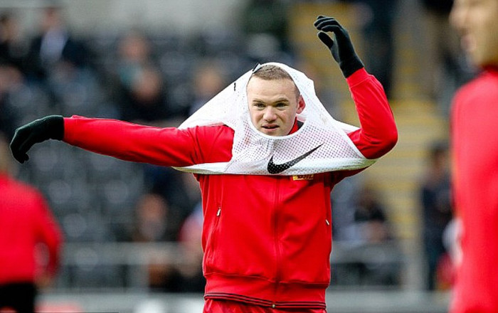 Wayne Rooney sẽ không có mặt trong thành phần thi đấu ngày hôm nay, mà lý do là bởi màn trình diễn yếu kém của anh trong trận gặp Swansea cộng thêm chấn thương trong buổi tập hôm qua. Javier Hernandez được lắp vào chỗ trống, dù Hernandez thực tế chơi không tốt trong 6 trận đã qua (chỉ ghi 1 bàn), trong đó có 4 trận anh đá chính và đều không ghi được bàn nào. Ashley Young cũng vắng mặt vì chấn thương. Wayne Rooney sẽ không có mặt trong thành phần thi đấu ngày hôm nay, mà lý do là bởi màn trình diễn yếu kém của anh trong trận gặp Swansea cộng thêm chấn thương trong buổi tập hôm qua. Javier Hernandez được lắp vào chỗ trống, dù Hernandez thực tế chơi không tốt trong 6 trận đã qua (chỉ ghi 1 bàn), trong đó có 4 trận anh đá chính và đều không ghi được bàn nào. Ashley Young cũng vắng mặt vì chấn thương.