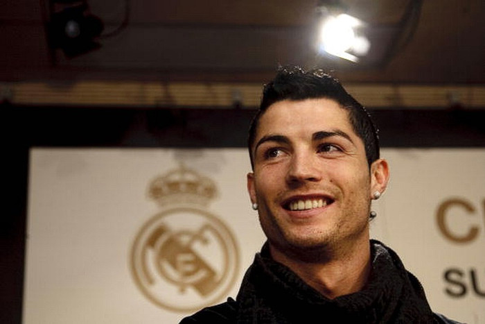 Ronaldo rời sang Real Madrid năm 2009 sau những năm thành công ở Old Trafford. Bản hợp đồng kỷ lục 80 triệu bảng đã ghi được 166 bàn trong 165 trận cho Los Blancos, và nói chung nhiều chuyện đã đi đúng theo mong muốn của Ronaldo khi tới thủ đô của TBN. Ronaldo rời sang Real Madrid năm 2009 sau những năm thành công ở Old Trafford. Bản hợp đồng kỷ lục 80 triệu bảng đã ghi được 166 bàn trong 165 trận cho Los Blancos, và nói chung nhiều chuyện đã đi đúng theo mong muốn của Ronaldo khi tới thủ đô của TBN.
