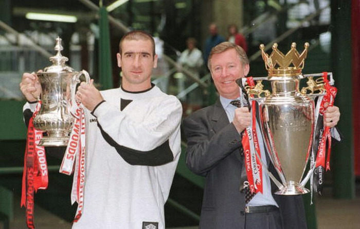 12/5/1996. Alex Ferguson cùng thủ quân Eric Cantona nâng 2 chiếc cúp vô địch Premier League và FA Cup. 12/5/1996. Alex Ferguson cùng thủ quân Eric Cantona nâng 2 chiếc cúp vô địch Premier League và FA Cup.