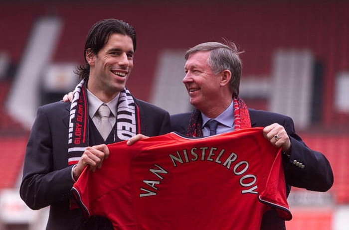 27/7/2001. Sir Alex Ferguson cùng tân binh Ruud Van Nistelrooy. 27/7/2001. Sir Alex Ferguson cùng tân binh Ruud Van Nistelrooy.