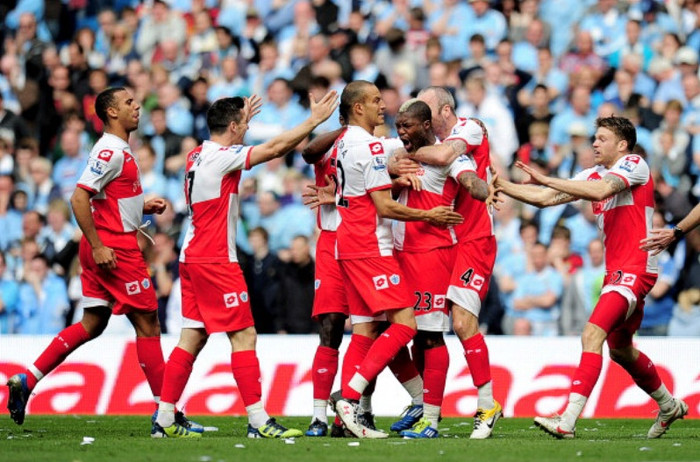 2. Man City 3-2 Queens Park Rangers (Premier League, 13/5/2012): Man City sẽ vô địch Anh lần đầu tiên sau 44 năm nếu họ thắng QPR, hoặc hòa và Man Utd không thắng Sunderland trong trận đấu cùng giờ. Phút 20 ở sân Ánh sáng, Rooney ghi bàn duy nhất để M.U thắng Sunderland, và sức ép bắt đầu xuất hiện cho City. Phút 39, Pablo Zabaleta đưa City dẫn trước khi vượt qua vài hậu vệ trước khi ghi bàn ở góc hẹp. Tuy nhiên, cơn ác mộng của City bắt đầu khi 3 phút sau giờ nghỉ, Djibril Cisse tận dụng cú đánh đầu về của Joleon Lescott để gỡ hòa, và đến phút 66, Jamie Mackie bay người đánh đầu sau quả tạt của Armand Traore để đưa QPR dẫn trước. 2. Man City 3-2 Queens Park Rangers (Premier League, 13/5/2012): Man City sẽ vô địch Anh lần đầu tiên sau 44 năm nếu họ thắng QPR, hoặc hòa và Man Utd không thắng Sunderland trong trận đấu cùng giờ. Phút 20 ở sân Ánh sáng, Rooney ghi bàn duy nhất để M.U thắng Sunderland, và sức ép bắt đầu xuất hiện cho City. Phút 39, Pablo Zabaleta đưa City dẫn trước khi vượt qua vài hậu vệ trước khi ghi bàn ở góc hẹp. Tuy nhiên, cơn ác mộng của City bắt đầu khi 3 phút sau giờ nghỉ, Djibril Cisse tận dụng cú đánh đầu về của Joleon Lescott để gỡ hòa, và đến phút 66, Jamie Mackie bay người đánh đầu sau quả tạt của Armand Traore để đưa QPR dẫn trước.