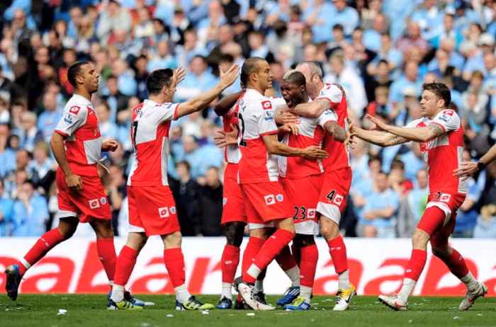 2. Man City 3-2 Queens Park Rangers (Premier League, 13/5/2012): Man City sẽ vô địch Anh lần đầu tiên sau 44 năm nếu họ thắng QPR, hoặc hòa và Man Utd không thắng Sunderland trong trận đấu cùng giờ. Phút 20 ở sân Ánh sáng, Rooney ghi bàn duy nhất để M.U thắng Sunderland, và sức ép bắt đầu xuất hiện cho City. Phút 39, Pablo Zabaleta đưa City dẫn trước khi vượt qua vài hậu vệ trước khi ghi bàn ở góc hẹp. Tuy nhiên, cơn ác mộng của City bắt đầu khi 3 phút sau giờ nghỉ, Djibril Cisse tận dụng cú đánh đầu về của Joleon Lescott để gỡ hòa, và đến phút 66, Jamie Mackie bay người đánh đầu sau quả tạt của Armand Traore để đưa QPR dẫn trước.