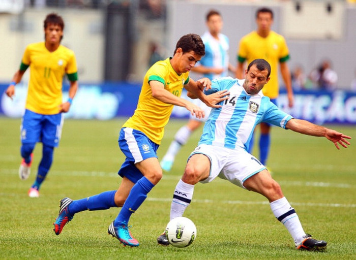 6. Argentina 4-3 Brazil (giao hữu, 9/6/2012): SVĐ MetLife ở East Rutherford, New Jersey chứng kiến cú hat-trick kinh điển của Lionel Messi. Romulo đưa Brazil dẫn trước ở phút 23 sau một quả đá phạt đẹp mắt của Neymar. Tuy nhiên, dù không có Aguero trong đội hình, Argentina vẫn có Messi, người lập cú đúp trong vòng 3 phút từ 31 đến 34 với 2 bàn thắng y hệt nhau để giúp Argentina kết thúc hiệp 1 dẫn trước. Sau giờ nghỉ, Brazil nỗ lực hơn và Oscar trừng phạt pha xử lý bất cẩn của Higuain để gỡ hòa, trước khi thủ môn Romero làm rơi bóng từ một quả tạt để Hulk dễ dàng đưa Selecao lấy lại thế dẫn bàn ở phút 72. 6. Argentina 4-3 Brazil (giao hữu, 9/6/2012): SVĐ MetLife ở East Rutherford, New Jersey chứng kiến cú hat-trick kinh điển của Lionel Messi. Romulo đưa Brazil dẫn trước ở phút 23 sau một quả đá phạt đẹp mắt của Neymar. Tuy nhiên, dù không có Aguero trong đội hình, Argentina vẫn có Messi, người lập cú đúp trong vòng 3 phút từ 31 đến 34 với 2 bàn thắng y hệt nhau để giúp Argentina kết thúc hiệp 1 dẫn trước. Sau giờ nghỉ, Brazil nỗ lực hơn và Oscar trừng phạt pha xử lý bất cẩn của Higuain để gỡ hòa, trước khi thủ môn Romero làm rơi bóng từ một quả tạt để Hulk dễ dàng đưa Selecao lấy lại thế dẫn bàn ở phút 72.