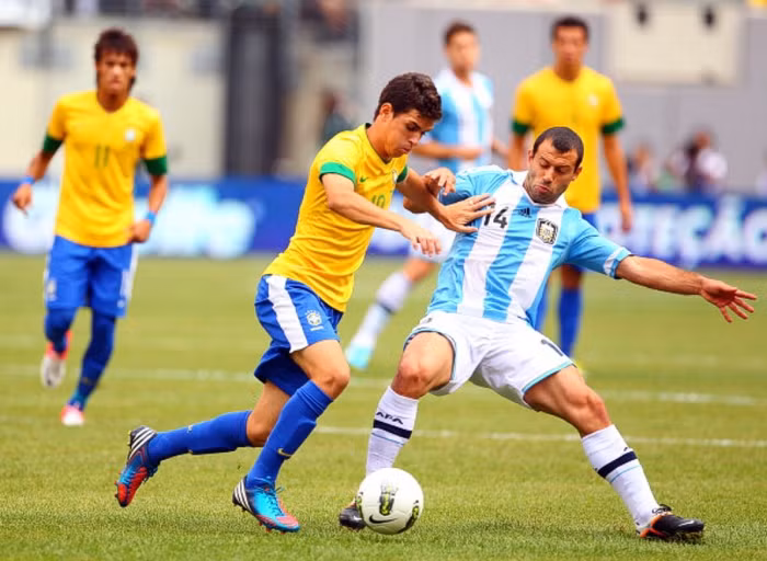 6. Argentina 4-3 Brazil (giao hữu, 9/6/2012): SVĐ MetLife ở East Rutherford, New Jersey chứng kiến cú hat-trick kinh điển của Lionel Messi. Romulo đưa Brazil dẫn trước ở phút 23 sau một quả đá phạt đẹp mắt của Neymar. Tuy nhiên, dù không có Aguero trong đội hình, Argentina vẫn có Messi, người lập cú đúp trong vòng 3 phút từ 31 đến 34 với 2 bàn thắng y hệt nhau để giúp Argentina kết thúc hiệp 1 dẫn trước. Sau giờ nghỉ, Brazil nỗ lực hơn và Oscar trừng phạt pha xử lý bất cẩn của Higuain để gỡ hòa, trước khi thủ môn Romero làm rơi bóng từ một quả tạt để Hulk dễ dàng đưa Selecao lấy lại thế dẫn bàn ở phút 72.