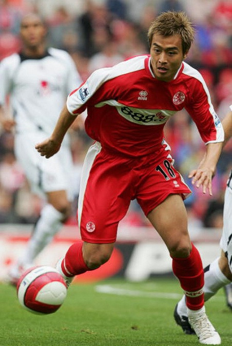 8. Lee Dong-Gook, từ Pohang Steelers tới Middlesborough, tự do: Khó hiểu cho Boro khi đó vì họ liên hệ với Steelers để có Lee, một cầu thủ chưa từng ghi quá 15 bàn/mùa giải và không ghi nổi bàn nào trong thời gian ở Werder Bremen. Và thực tế, Lee Dong-Gook thất bại toàn diện ở Premier League khi không có đủ điều kiện thể lực lẫn tinh thần để thi đấu. Thậm chí sau khi rời Riverside, Lee cũng phải mất hơn 2 năm để lần đầu tiên ghi hơn 10 bàn cho Jeonbuk Hyandai Motors. May cho Boro là họ không mất xu chuyển nhượng nào. 8. Lee Dong-Gook, từ Pohang Steelers tới Middlesborough, tự do: Khó hiểu cho Boro khi đó vì họ liên hệ với Steelers để có Lee, một cầu thủ chưa từng ghi quá 15 bàn/mùa giải và không ghi nổi bàn nào trong thời gian ở Werder Bremen. Và thực tế, Lee Dong-Gook thất bại toàn diện ở Premier League khi không có đủ điều kiện thể lực lẫn tinh thần để thi đấu. Thậm chí sau khi rời Riverside, Lee cũng phải mất hơn 2 năm để lần đầu tiên ghi hơn 10 bàn cho Jeonbuk Hyandai Motors. May cho Boro là họ không mất xu chuyển nhượng nào.