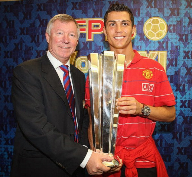 Sir Alex Ferguson bên cạnh Cristiano Ronaldo, người nhận giải thưởng Cầu thủ xuất sắc nhất Thế giới của năm 2008. Sir Alex Ferguson bên cạnh Cristiano Ronaldo, người nhận giải thưởng Cầu thủ xuất sắc nhất Thế giới của năm 2008.