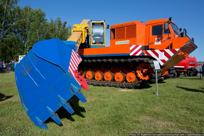 “Quái vật” này được sử dụng trong các vụ cháy rừng. Đây là một chiếc xe chạy mọi địa hình. Nó có thể di chuyển một cách dễ dàng trên các đầm lầy và vượt qua các hào rộng.