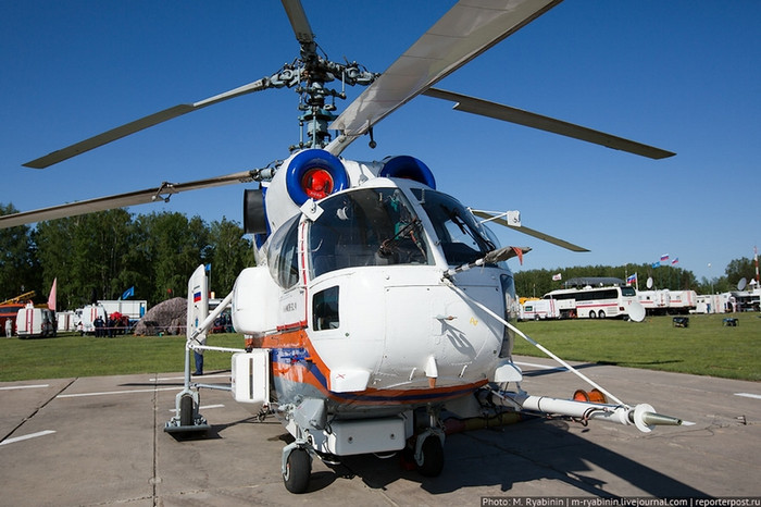 Buồng lái của máy bay gồm 1 phi công và hoa tiêu. Khoang chính chứa được 16 người, có thể chuyên chở hàng hóa hay cấp cứu trên không.