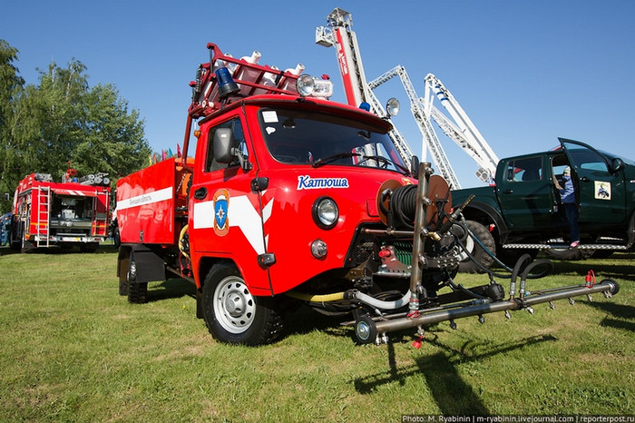 Chiếc UAZ này có thể được lắp đặt các thiết bị khác nhau để trở thành một chiếc xe cứu hộ, một xe chữa cháy hoặc thậm chí là một đầu máy kéo hạng nặng. Xe có thể cơ động trên các loại địa hình đầm lầy, đường ven rừng và đường ghồ ghề khó đi.
