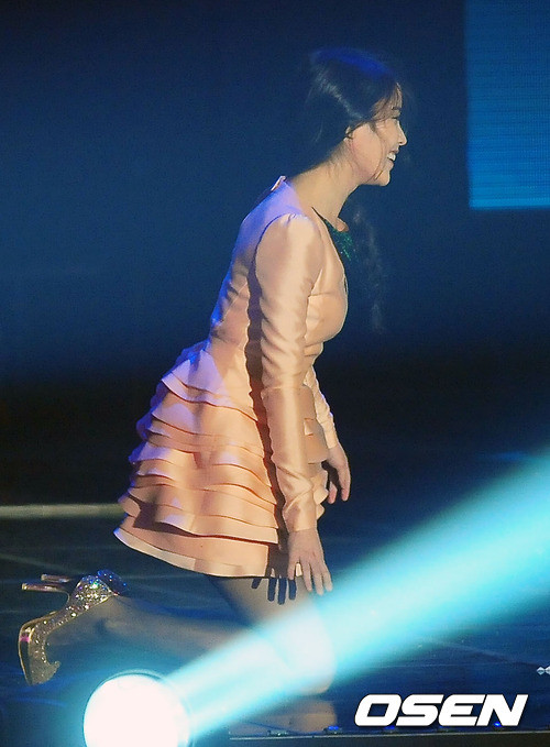 Bị "vồ ếch" khá đau nhưng ngay sau đó, cô đào vẫn gượng đứng dậy cười tươi với khán giả. Bị "vồ ếch" khá đau nhưng ngay sau đó, cô đào vẫn gượng đứng dậy cười tươi với khán giả.