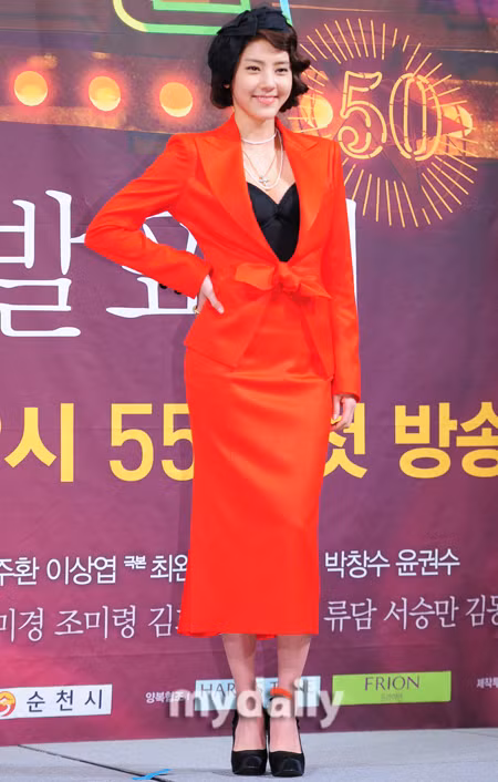 Bộ váy màu đỏ rực cô diện cũng phần nào nói lên phong cách và đẳng cấp của nhân vật mà cô đảm nhận. Bộ váy dài quá gối này cũng là đặc trưng của thời trang thập niên 70. Bộ váy màu đỏ rực cô diện cũng phần nào nói lên phong cách và đẳng cấp của nhân vật mà cô đảm nhận. Bộ váy dài quá gối này cũng là đặc trưng của thời trang thập niên 70.