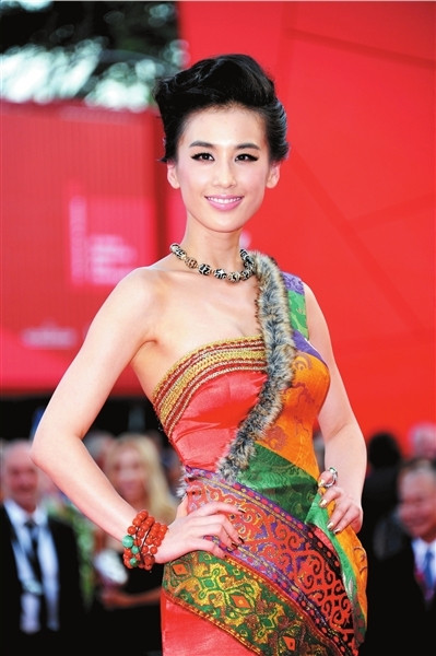 Huỳnh Thánh Y tại LHP Venice tháng 8/2011 với vòng 1 khá khiêm tốn. Huỳnh Thánh Y tại LHP Venice tháng 8/2011 với vòng 1 khá khiêm tốn.