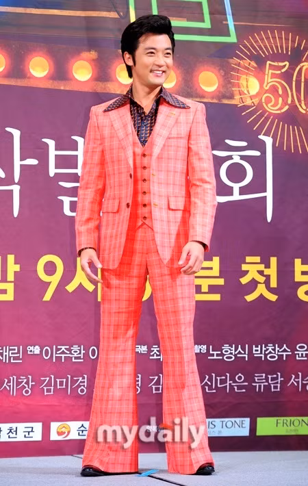 Ahn Jae Wook nổi bật trên sân khấu với phong cách thời trang thập niên 60, 70: quần ống loe và màu sắc rực rỡ Ahn Jae Wook nổi bật trên sân khấu với phong cách thời trang thập niên 60, 70: quần ống loe và màu sắc rực rỡ