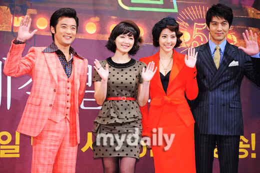 Bộ phim lấy bối cảnh xã hội những năm 60, 70 nên thời trang trong phim mang đậm màu sắc cổ điển, tuy nhiên, không kém phần tươi sáng, bắt mắt. Bộ phim lấy bối cảnh xã hội những năm 60, 70 nên thời trang trong phim mang đậm màu sắc cổ điển, tuy nhiên, không kém phần tươi sáng, bắt mắt.