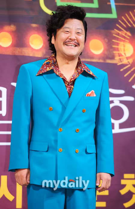 Sung Ji Ru ấn tượng trong bộ quần áo rộng, suông Sung Ji Ru ấn tượng trong bộ quần áo rộng, suông