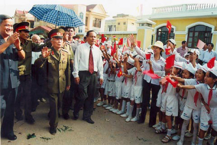 Học sinh, người dân Quảng Bình đón ông về thăm quê. Ảnh: Trần Hồng. Học sinh, người dân Quảng Bình đón ông về thăm quê. Ảnh: Trần Hồng.