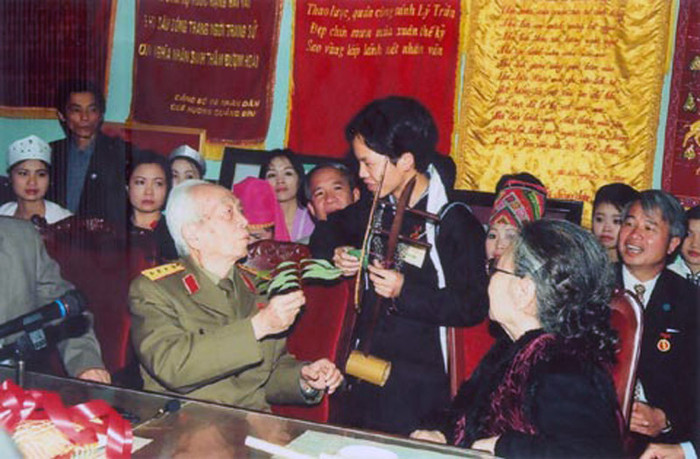 Tướng Giáp thăm học sinh vùng dân tộc Tướng Giáp thăm học sinh vùng dân tộc
