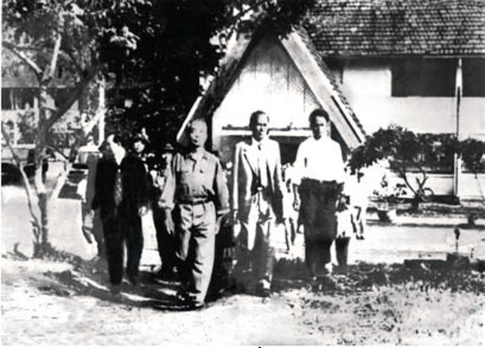 Đại tướng Võ Nguyên Giáp thăm trường ĐH Tây Nguyên Đại tướng Võ Nguyên Giáp thăm trường ĐH Tây Nguyên