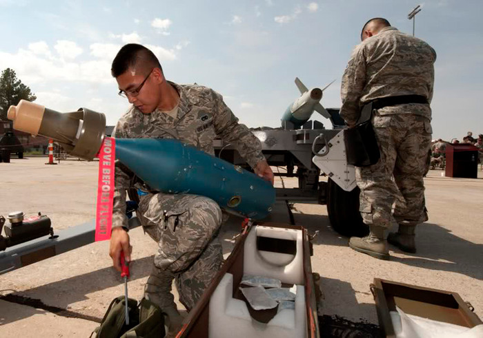Lắp bom dẫn đường laser GBU-12 cho UAV MQ-9 Reaper tại căn cứ Không quân Holloman. Lắp bom dẫn đường laser GBU-12 cho UAV MQ-9 Reaper tại căn cứ Không quân Holloman.