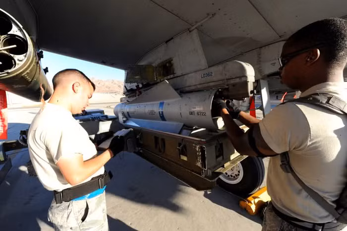 Nevada (16/7/2012): bảo dưỡng máy bay A-10C Thunderbolt II tại căn cứ Không quân Nellis thuộc tiểu bang Nevada.